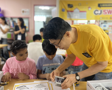 CJ올리브네트웍스 직원이 CJ SW창의캠프에서 학생들 대상으로 코딩 관련 교육을 진행하고 있다. CJ올리브네트웍스 제공